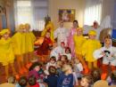 Występ szkolnego koła teatralnego "TRÓJECZKA" w przedszkolu dla dzieci